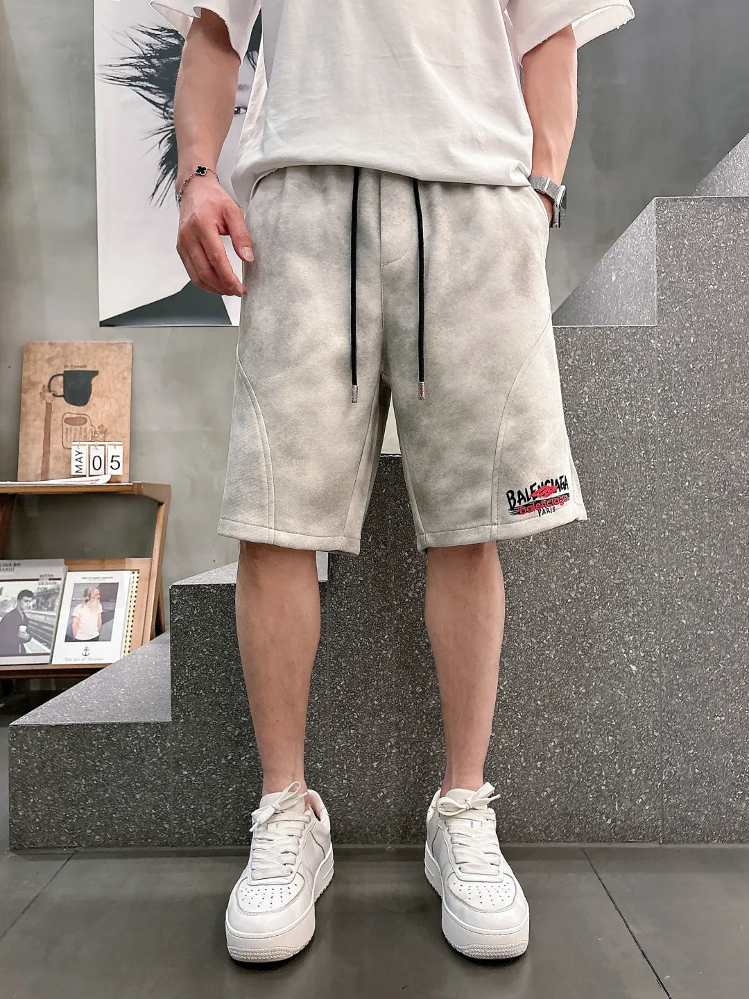 Balenciaga's three-standard complete 2026 summer New Arrival men's casual shorts, advanced custom-made Breathable fabric, Breathable fabric, extremely stretchy and comfortable, impeccable details, top-grade accessories, original logo design concept, delicate and soft feel! The upper body fit is awesome! Size: M-XXXL Please state your height and weight when ordering